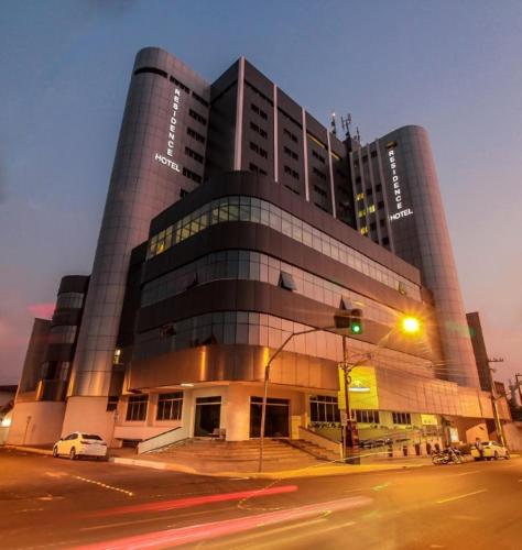 a large building on a street with a traffic light at Residence Hotel Imperatriz in Imperatriz