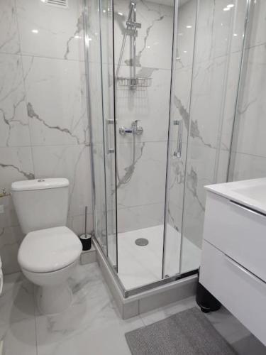 une salle de bain blanche avec toilettes et douche dans l'établissement logement entier indépendant dans maison, à Rueil-Malmaison