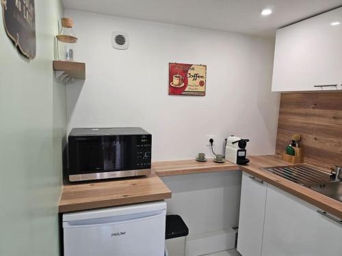 リュエイユ・マルメゾンにあるlogement entier indépendant dans maisonの電子レンジ付きのカウンタートップを備えたキッチン