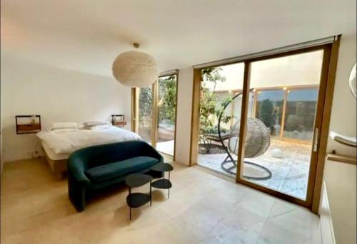 une chambre avec un lit et une grande fenêtre dans l'établissement Paris Appartement avec grande terrasse, à Paris