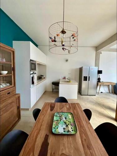 une salle à manger avec une table en bois et une cuisine dans l'établissement Paris Appartement avec grande terrasse, à Paris
