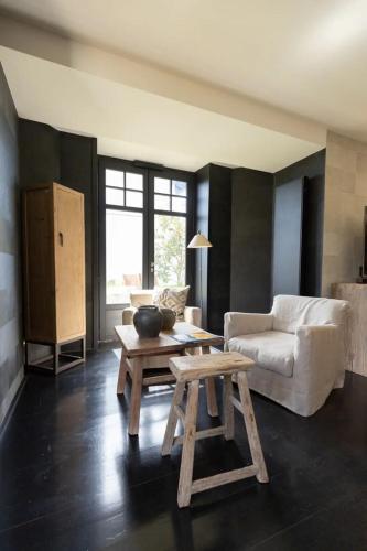 un salon avec un canapé et une table dans l'établissement Nouveau, très bel appartement avec jardin, à Biarritz