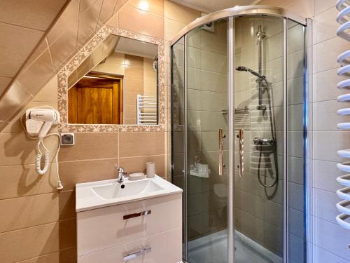 a bathroom with a sink and a shower at Pokoje u Hani - sauna, balia z hydromasażem in Bukowina Tatrzańska