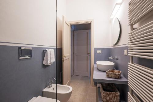 a bathroom with a toilet and a sink at Il Leccio Verde in Lecce