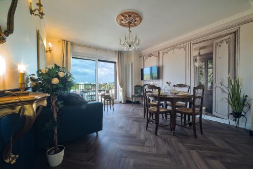 un salon avec une table et une salle à manger dans l'établissement Le royal du XVème - vue panoramique, à Metz