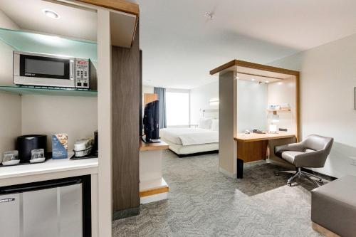 Kuchyň nebo kuchyňský kout v ubytování SpringHill Suites by Marriott Houston The Woodlands