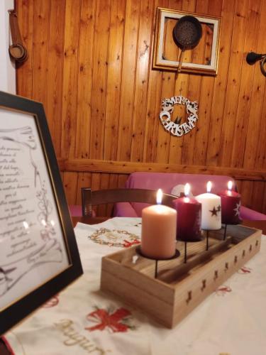 a wooden tray with candles on a table at Chalet del Lago Laceno in Villaggio Laceno