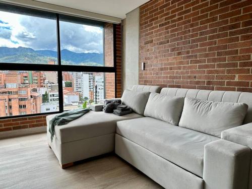 Ruang duduk di Prime Location in Laureles with AC & View