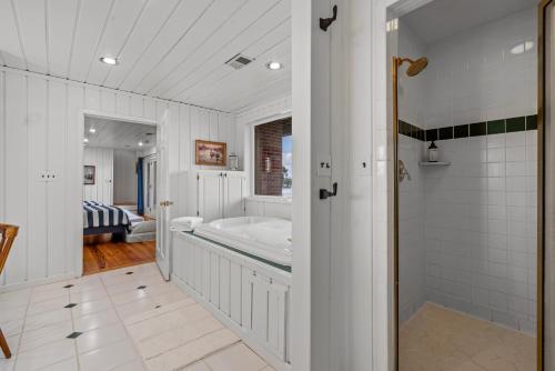 Luxury Lake House in SC With Mountain Views!にあるバスルーム