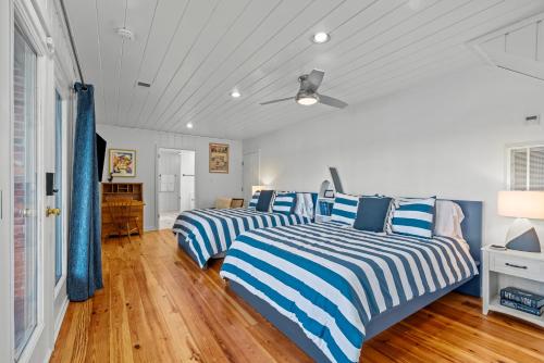 Luxury Lake House in SC With Mountain Views!にあるベッド