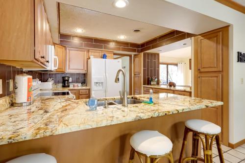 Kuchyň nebo kuchyňský kout v ubytování Hot Tub and Creek Gatlinburg Group Getaway!