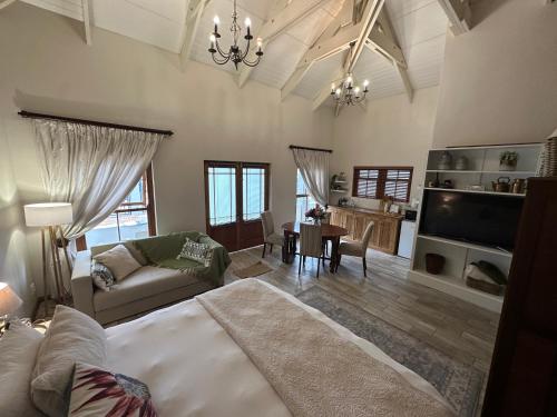 a large room with a bed and a living room at Piekfijn Robertson in Robertson
