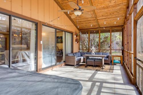 Posezení v ubytování Hot Tub and Creek Gatlinburg Group Getaway!