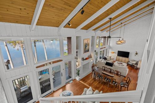 Luxury Lake House in SC With Mountain Views!にあるテレビまたはエンターテインメントセンター