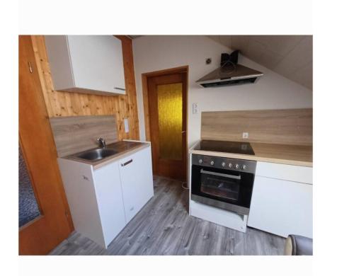 Kuchyň nebo kuchyňský kout v ubytování Dachwohnung mit 3 Schlafzimmer Wolpertshausen