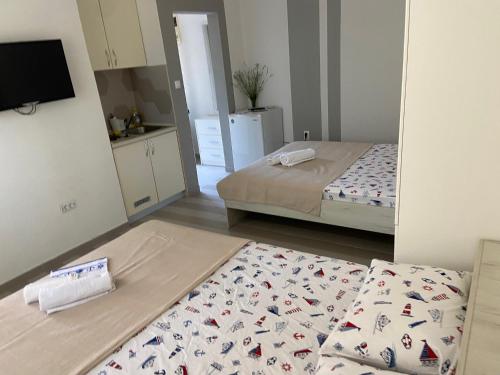 Ένα ή περισσότερα κρεβάτια σε δωμάτιο στο Apartmani Tivat na obali mora