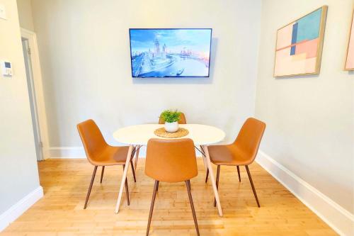 a table and four chairs in a room at Jennifer's Cozy Tower Lookout 3BR Brown U Views in Providence