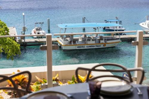 un bateau est amarré à un quai dans l'eau dans l'établissement Seaview Caribe with fantastic sea views and close to the best restaurants, à Kralendijk