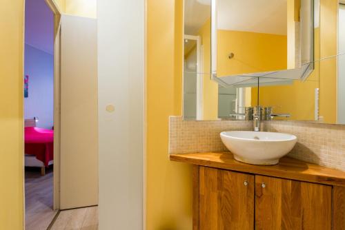 une salle de bain avec un lavabo et un miroir dans l'établissement Les Studios De La Place (Part-Dieu), à Lyon