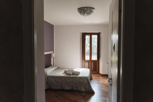 a bedroom with two beds and a window at Tenuta il Laureto in Arpino