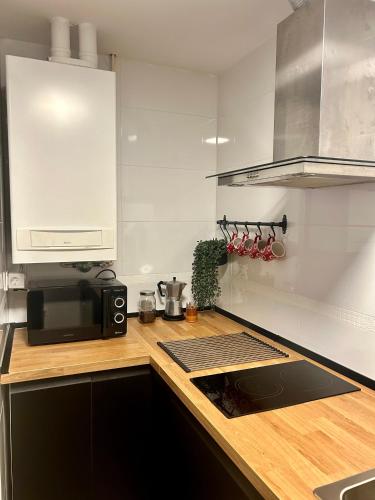 a kitchen with a counter top with a microwave at Mirador al Pirineo in Escarrilla