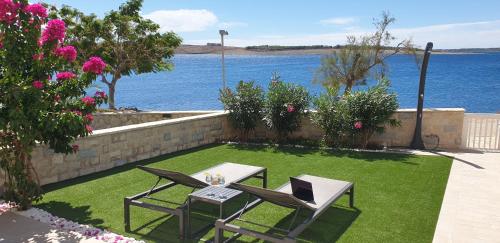 Beachfront deluxe apartment