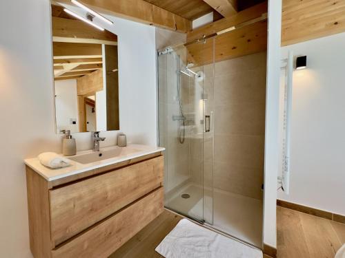 une salle de bain avec un lavabo et une douche dans l'établissement Les cimes de l alpage - Duplex luxe, Ski in Ski out, à Combloux