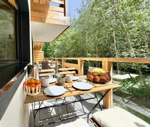 - une table sur le balcon d'une maison dans l'établissement Les cimes de l alpage - Duplex luxe, Ski in Ski out, à Combloux