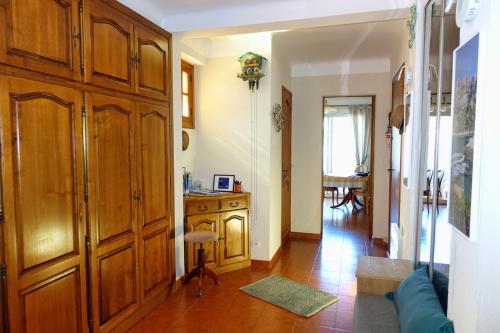 - un salon avec des placards en bois et un canapé bleu dans l'établissement Plein Sud, à Cassis