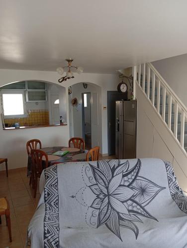 une chambre avec un lit et une table et une cuisine dans l'établissement Maison La p'tite pause, à Piolenc