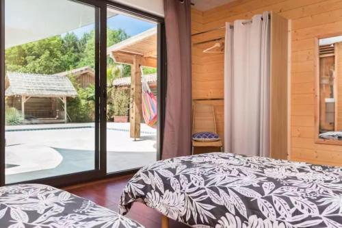 Giường trong phòng chung tại Superbe villa secteur calme avec piscine chauffée