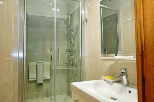 une salle de bain avec une douche en verre et un lavabo dans l'établissement Plein Sud, à Cassis