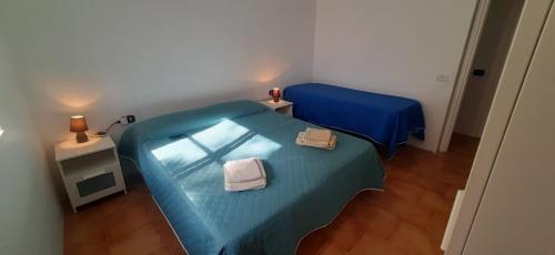 Ένα ή περισσότερα κρεβάτια σε δωμάτιο στο casa vacanza le bleu et le vert a 180 mt dal mare