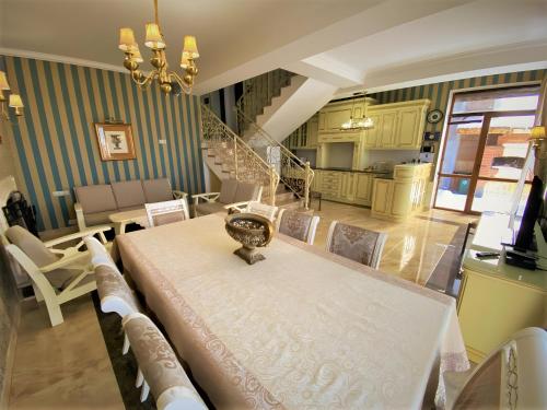 Posezení v ubytování Marrone Hotel Tsaghkadzor