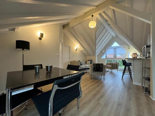 Cette chambre comprend une table à manger et un salon. dans l'établissement Gîte JOSEPHINE, à Horbourg-Wihr