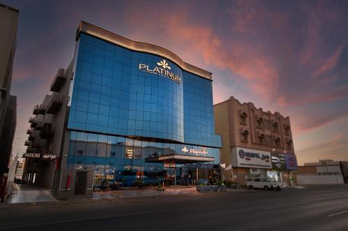 ヤンブーにあるPlatinum Hotelの側面に看板がある建物