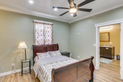une chambre avec un lit et un ventilateur de plafond dans l'établissement Near Parks and Hiking Tremonton Home with Yard, à Tremonton