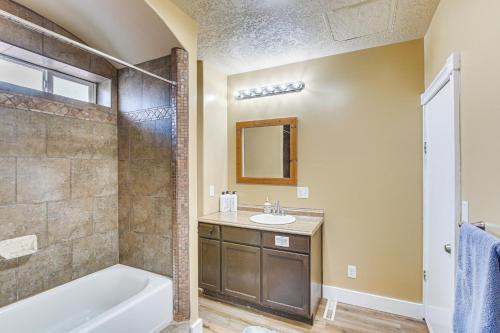 une salle de bains avec baignoire et lavabo dans l'établissement Near Parks and Hiking Tremonton Home with Yard, à Tremonton