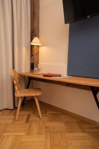 a wooden desk with a chair and a lamp at Perbersdorfer Heuriger in Neuhofen an der Ybbs