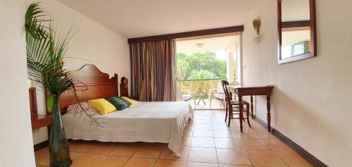 Postel nebo postele na pokoji v ubytování Appartement T2 lumineux, confortable et spacieux à Saint-Anne proche piscine et plage de l'Anse Caritan