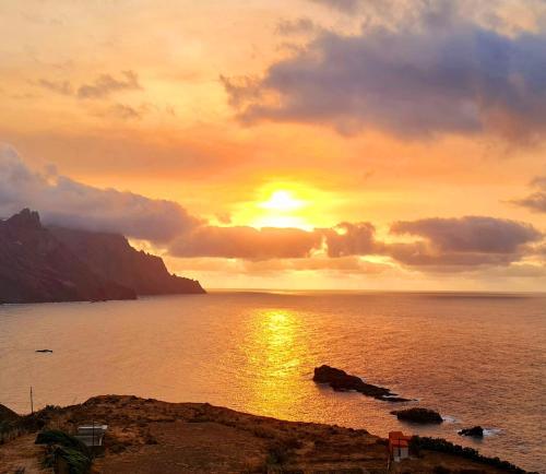 a sunset over the ocean with the sun setting at Casa Lucas dos in Almáciga