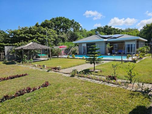 Kolam renang di atau dekat dengan Très belle villa pied dans l'eau