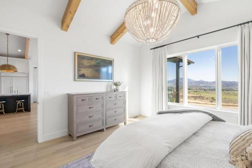 una camera da letto con un letto e una grande finestra di New Mountain Luxury and Wellness Retreat Full Home a Eden