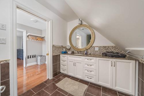 Φωτογραφία από το άλμπουμ του The County Lakehouse - Waterfront w Hot Tub σε Waupoos