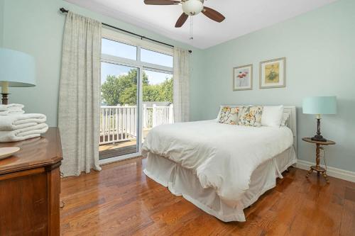 Ένα ή περισσότερα κρεβάτια σε δωμάτιο στο The County Lakehouse - Waterfront w Hot Tub