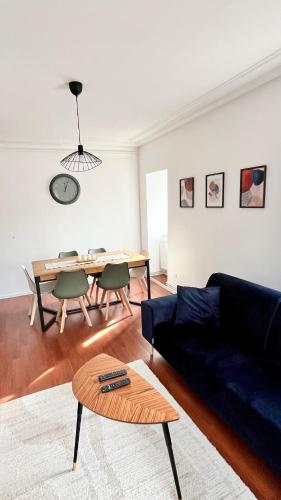 un salon avec un canapé bleu et une table dans l'établissement Family-Friendly Duplex - NEAR CENTER - FREE PARKING - WIFI, à Colmar