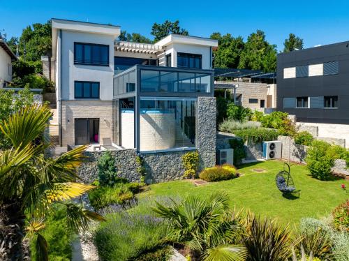 Villa Atalanta with heated pool near the beach