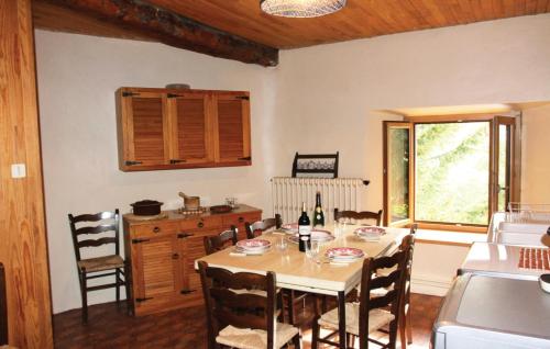 une salle à manger avec une table et une cuisine dans l'établissement Appartement 7 pers avec jardin - 4 Pièces 7 personnes MAE-9728, au Monêtier-les-Bains