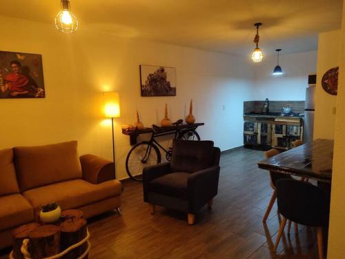 a living room with a couch and a table at Escondite Artesanal Mex in San Francisco Cuautliquixco