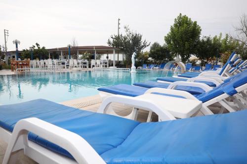 Бассейн в Mavi Restaurant & Apartments 1 или поблизости